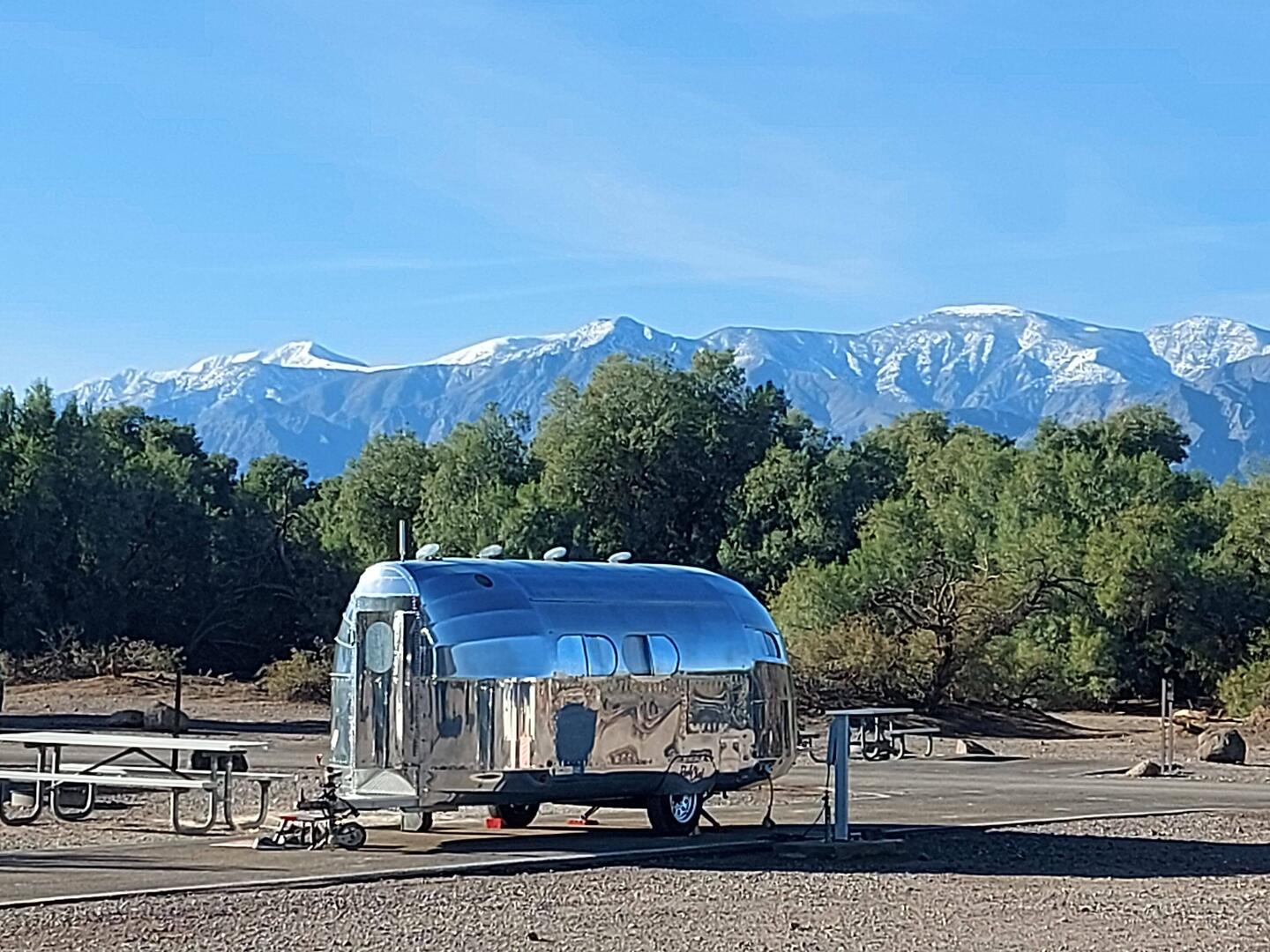 Ikonisches Bild, Airstream vorm Gebirge.