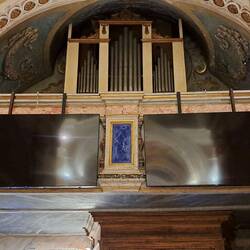 Due megaschermi a led, tipici dell'architettura barocca