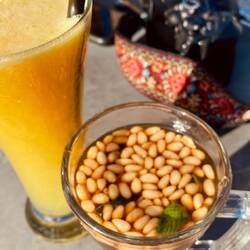 Minztee mit Pinienkernen