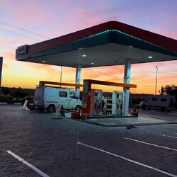 Wir machen uns auf den Weg in Richtung Megnes, werden beim Tanken noch über's Ohr gehauen