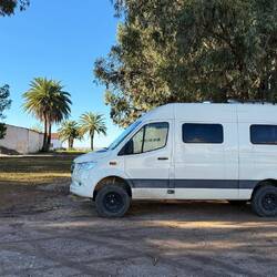 Was bei unserer Ankunft gestern Nacht so unheimlich aussah, zeigt sich bei Tag viel freundlicher 🙂