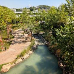 Im Einkaufszentrum integriert, eine Parkanlage mit Bach und Wasserfall