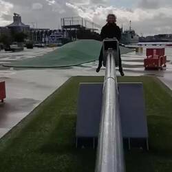 Eine Wippe direkt am Hafen in Auckland, die mussten wir unbedingt testen haha