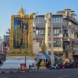Abgesetzt beim Uhrturm in Udon Thani.