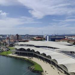 Die Einkaufsmall von oben, riesig