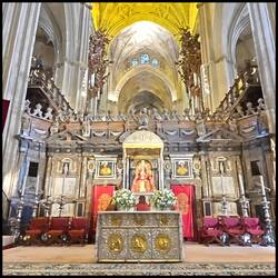 Hauptaltarbild besteht aus 36 vergoldeten Relieftafeln