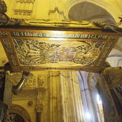 Das Grabmal wurde 1891 vom Künstler Arturo Mélida geschaffen, 1902 aufgestellt. Sarg von unten.