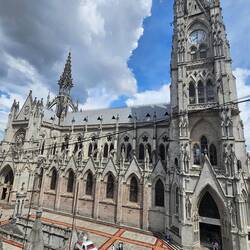 Basilica del Voto Nacional, unten links Zugang zu Katakomben