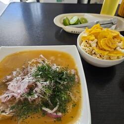 Encebollado, die Bananenchips und Popcorn kommen in die Suppe für einen Crunch