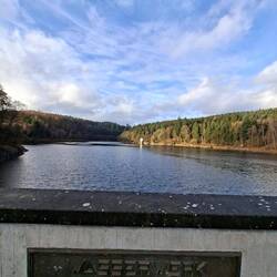 Auf der Staumauer der Kalltalsperre.