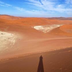 Wer kann Jano und Ines finden? Die Düne ist doch höher als sie aussieht.