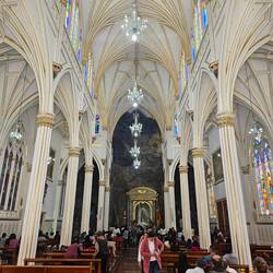 Innenansicht, im Hintergrund sieht man die Steinwand