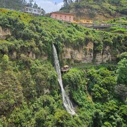 Wasserfall, gegenüber der Kirche