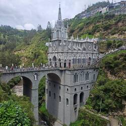 Die Kirche ist in die Felswand "eingebaut"