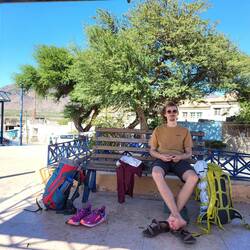 Wir vertreiben uns die Zeit auf dem Dorfplatz.