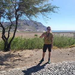 Zu Fuß geht es zu unserer Unterkunft in São Pedro.