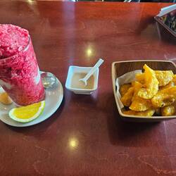 Spezialitäten aus Popayán - Mini Empanadas mit Erdnussosse und Salpicon de Baudilia