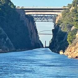 Von der Brücke bei unserem Stellplatz sieht man sehr gut in den Kanal..