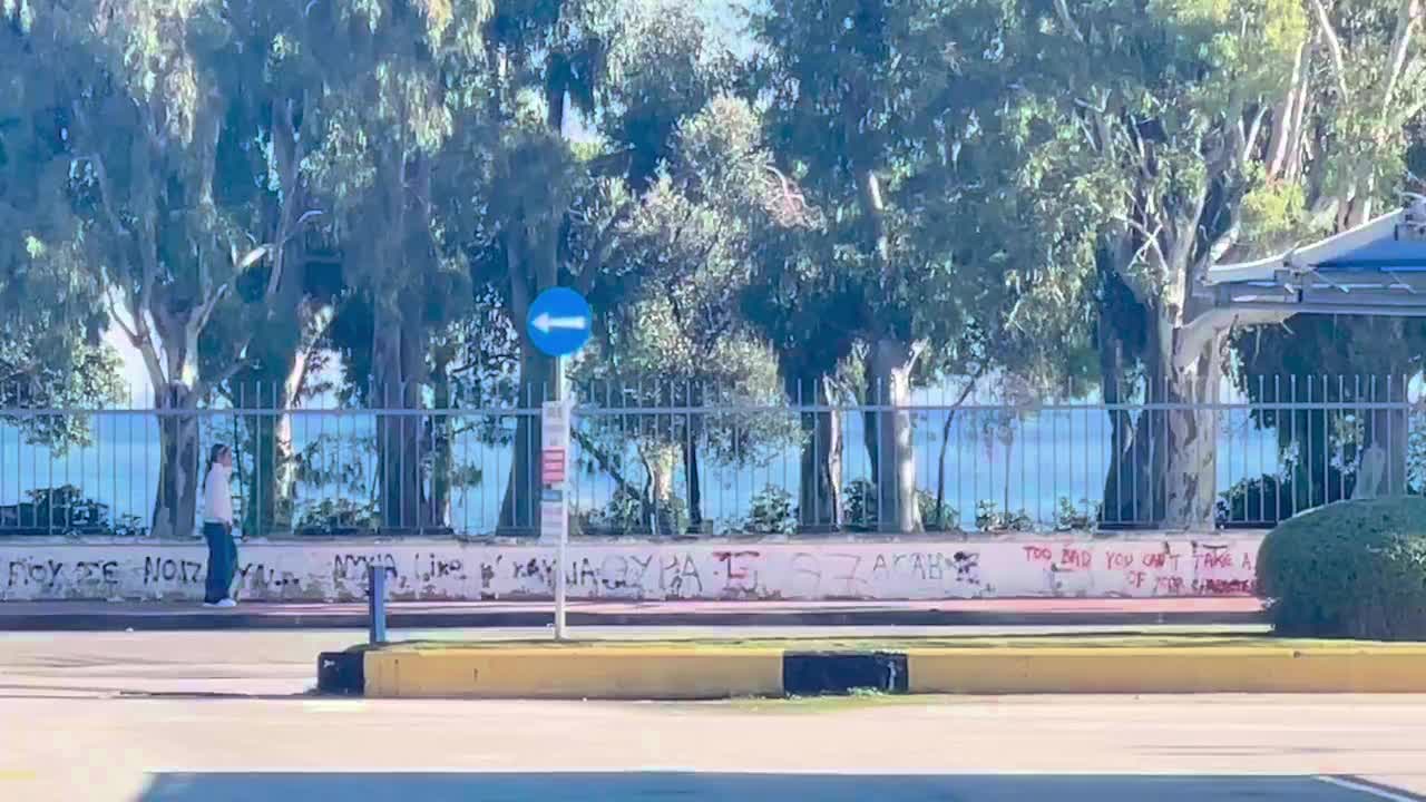 Heute kaufen wir mal in einem griechischen Laden ein und gegenüber am Strand Menschen in 👙🩲🩴👍🏻😎