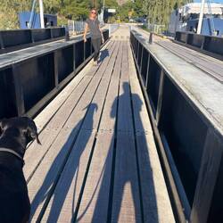 ..durch die Holzbretter sickert das Wasser wenn sie runter gelassen wird.Ansonsten fahren 🚙🏍️drüber