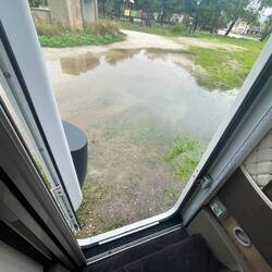 ..ein kleiner See vor der Haustür (Villa🚐Tür🤣). Wir fahren weiter..