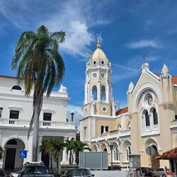 Rechts beginnen die Regierungsgebäude