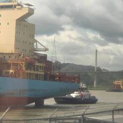 Schiff vor der Schleuse, im Hintergrund die Amerikabrücke