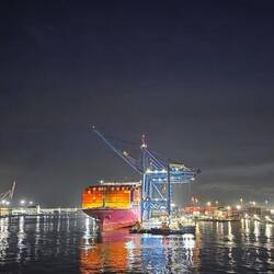 Ankunft in der Nacht vor einem riesigen Containerterminal