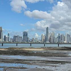 Blick auf das neue Panama City bei Ebbe