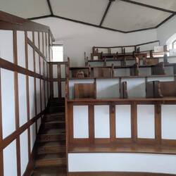 Einzelboxen in der Kirche