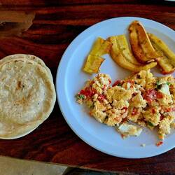 Lecker Rührei mit gebratenen Kochbananen