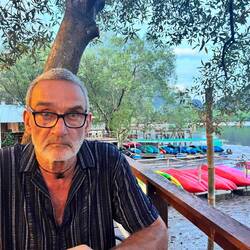 Er guckt schon ganz hungrig