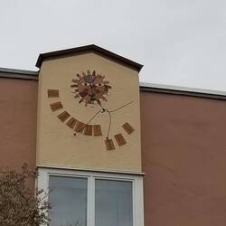 Another medieval public sundial ... still too overcast to get the time.