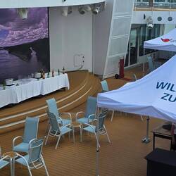 Auf dem Pooldeck ist alles vorbereitet