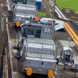 Die Loks halten das Schiff