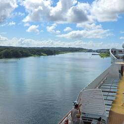 Links die neue Schleuse für größere Schiffe