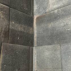 ..in der Verzahnung der Ecken...jeder Lego-Bauer kennt dieses System...woher kannten die Inkas Lego?