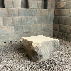 Ein Opferstein! Die kleinen Löcher unten an der Wand waren für den Blutabfluß.