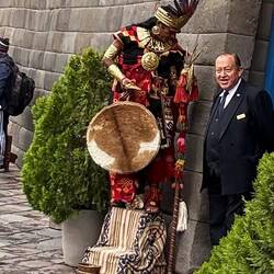 Wer ist echt, wer verkleidet??? Na, wer weiss's? Genau! Der mit Krawatte! Ist ja sowas von klar!