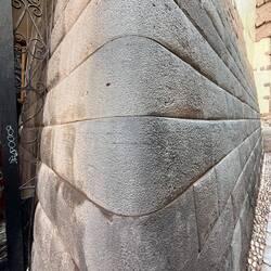 Das ist eine Inka Mauer gebaut im 13.Jahrhundert. Perfekt! Sieht heute noch aus wie neu!