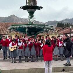 Ist das nicht nett?!!! Hat bestimmt was mit Weihnachten zu tun (siehe Kopfbedeckung). 🎅🤷‍♂️