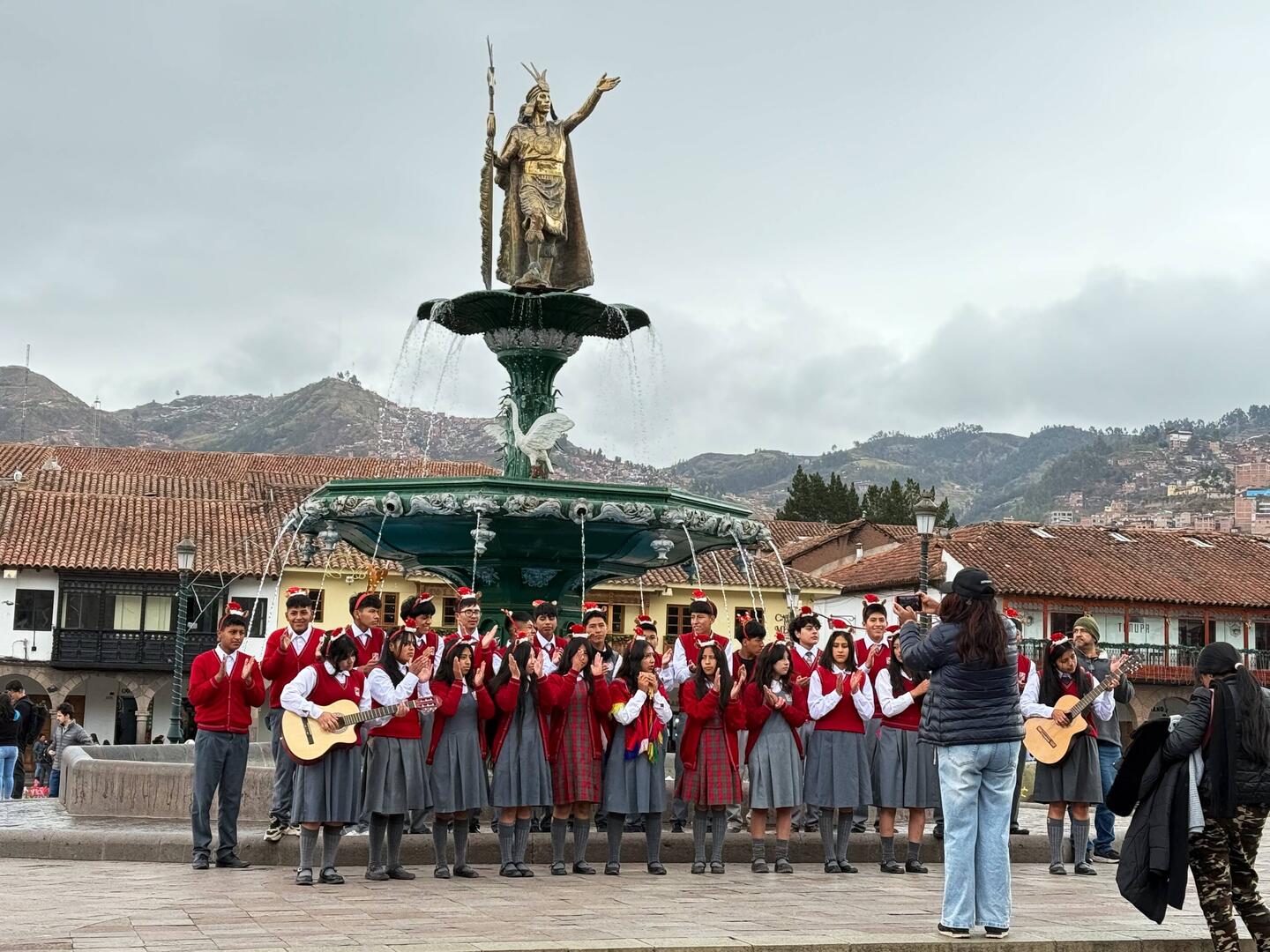 Da fängt doch der Tag gut an! Ein Ständchen vor dem Brunnen von Pachacutec.