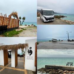 ..ein großer Platz gleich neben einer Taverne, wir bleiben für eine Nacht