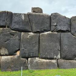 Die äussere Befestigungsmauer. "Kleine" Steinchen wenn man das richtige Werkzeug hat!