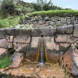 Das ist ein Brunnen für Trinkwasser (kein heiliger Brunnen). Seit über 700 Jahren plätschert es hier
