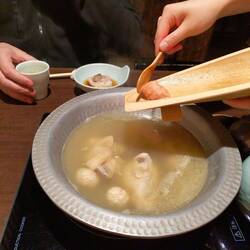 Boulette de poulet fait devant nous pour plonger dans le bouillon
