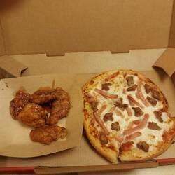 Pizza und Hähnchen.