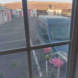 Direkt vor der Tür.