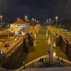 Die Tore der Mirafloresschleuse öffnen sich gerade