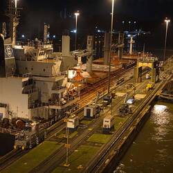 Jetzt in der letzten Kammer, links das Schiff ist schon unten und fährt raus